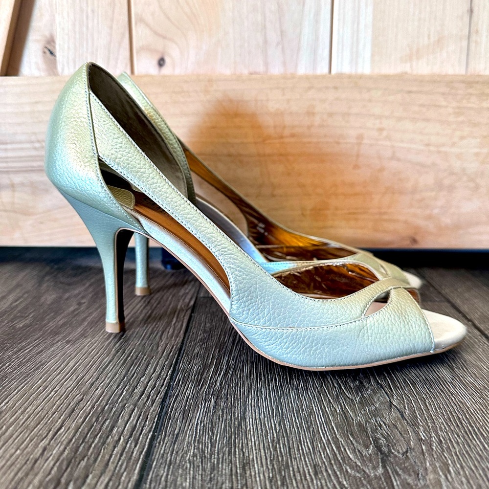 Charles David Gold Pump Heel